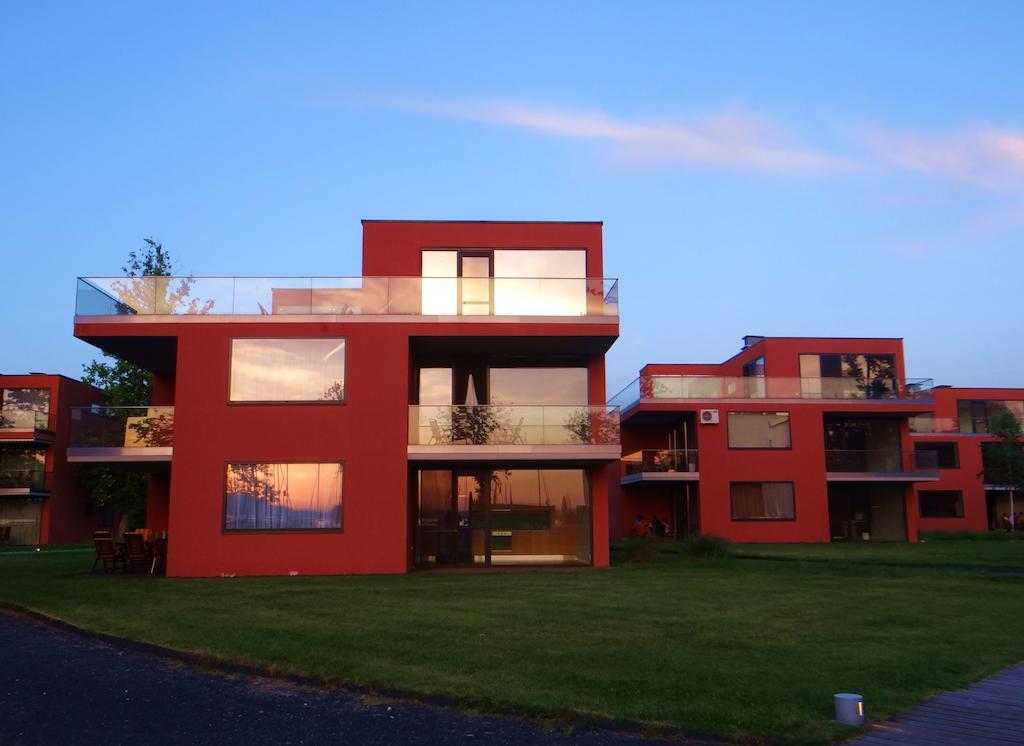 Bl Bavaria Yachtclub & Apartments Balatonlelle Bagian luar foto