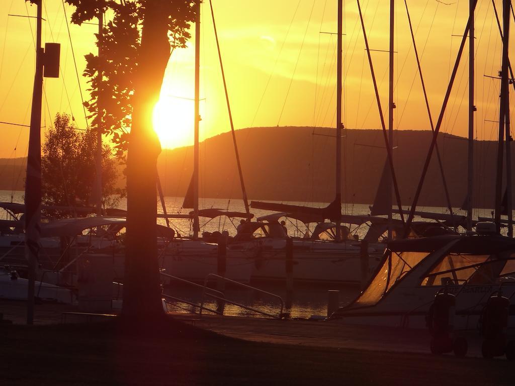 Bl Bavaria Yachtclub & Apartments Balatonlelle Bagian luar foto