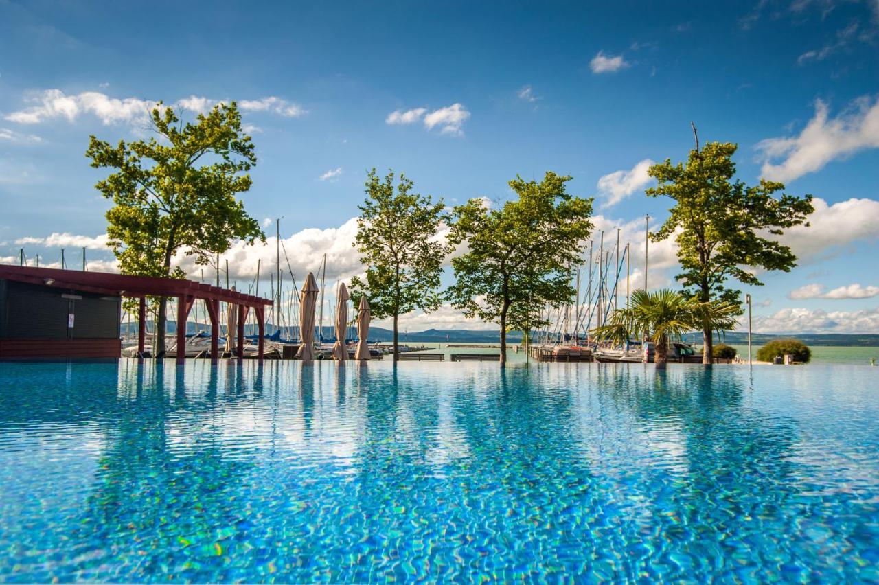 Bl Bavaria Yachtclub & Apartments Balatonlelle Bagian luar foto