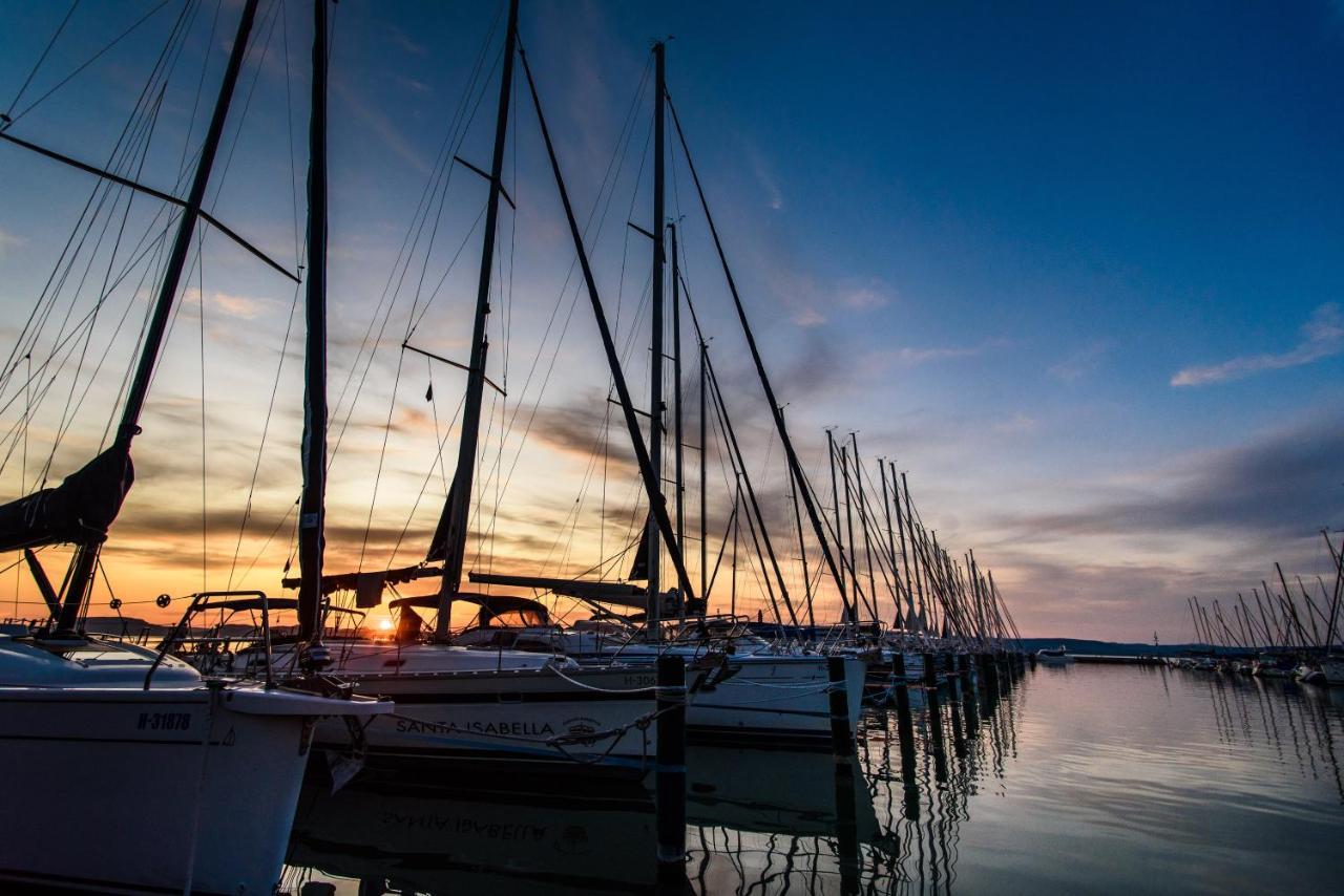 Bl Bavaria Yachtclub & Apartments Balatonlelle Bagian luar foto
