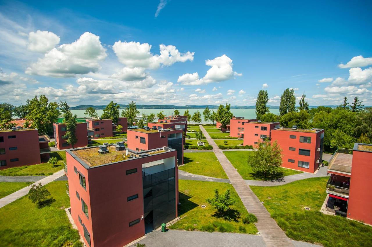 Bl Bavaria Yachtclub & Apartments Balatonlelle Bagian luar foto
