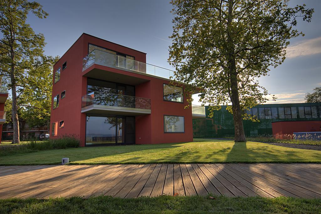 Bl Bavaria Yachtclub & Apartments Balatonlelle Bagian luar foto