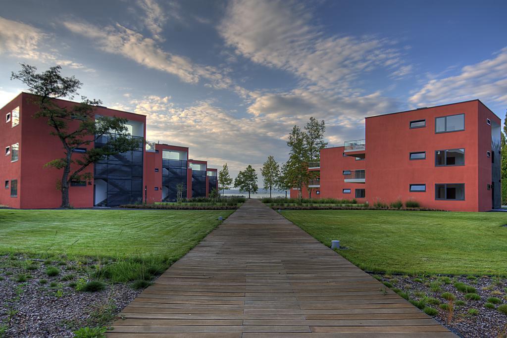 Bl Bavaria Yachtclub & Apartments Balatonlelle Bagian luar foto