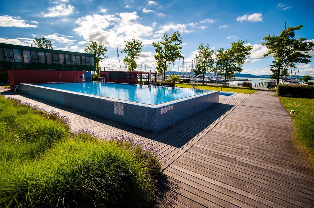 Bl Bavaria Yachtclub & Apartments Balatonlelle Bagian luar foto
