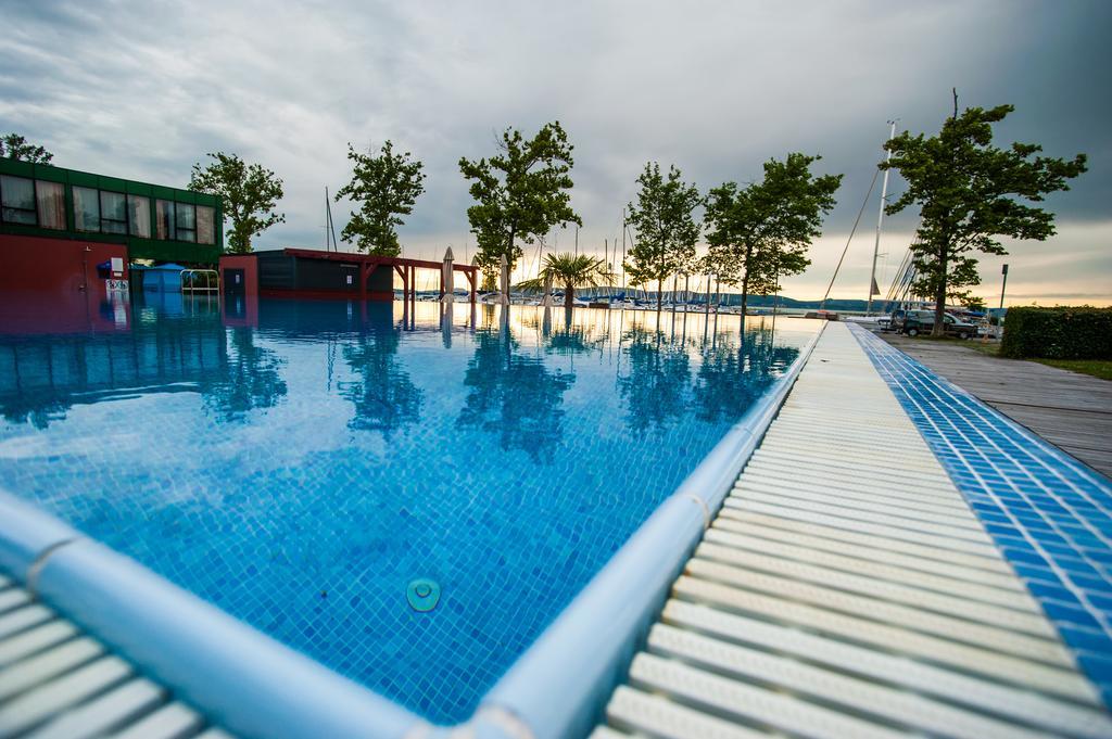 Bl Bavaria Yachtclub & Apartments Balatonlelle Bagian luar foto