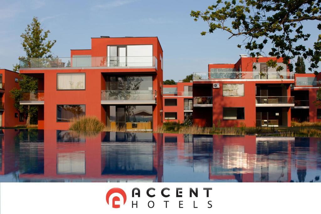 Bl Bavaria Yachtclub & Apartments Balatonlelle Bagian luar foto